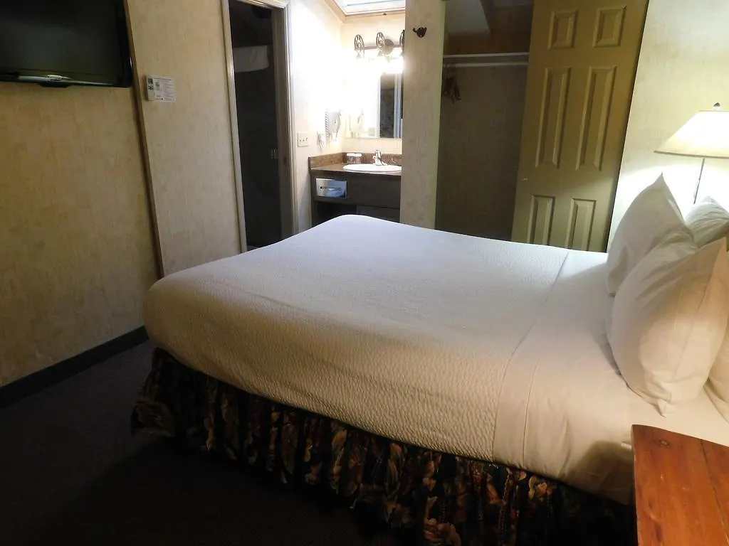 Douglas Fir Resort & Chalets Banff 3*,